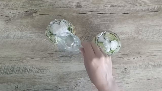 Слоеный салат с огурцами на зиму: хрустящий рецепт в банках
