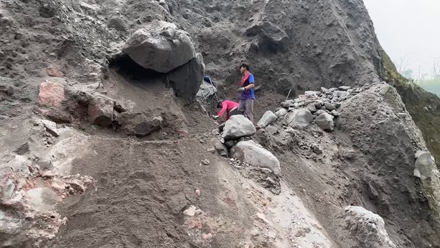 Two Large Rocks Jump Into the Abyss.. смотреть онлайн