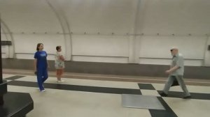 Станция метро Улица академика Янгеля интерьер, пассажиры, поезд Москва Фрагмент 5