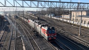 Электровоз «Ермак» 2ЭС5К-503 с грузовым поездом на ст.Вологда-I, апрель 2022 года