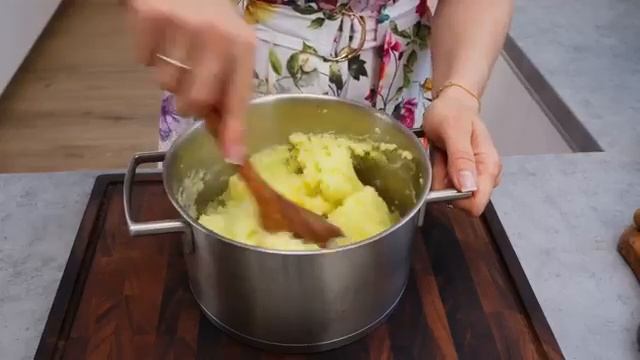 Котлеты из мясного фарша с сыром на картофельных лепешках – Идеальный ужин! смотреть онлайн