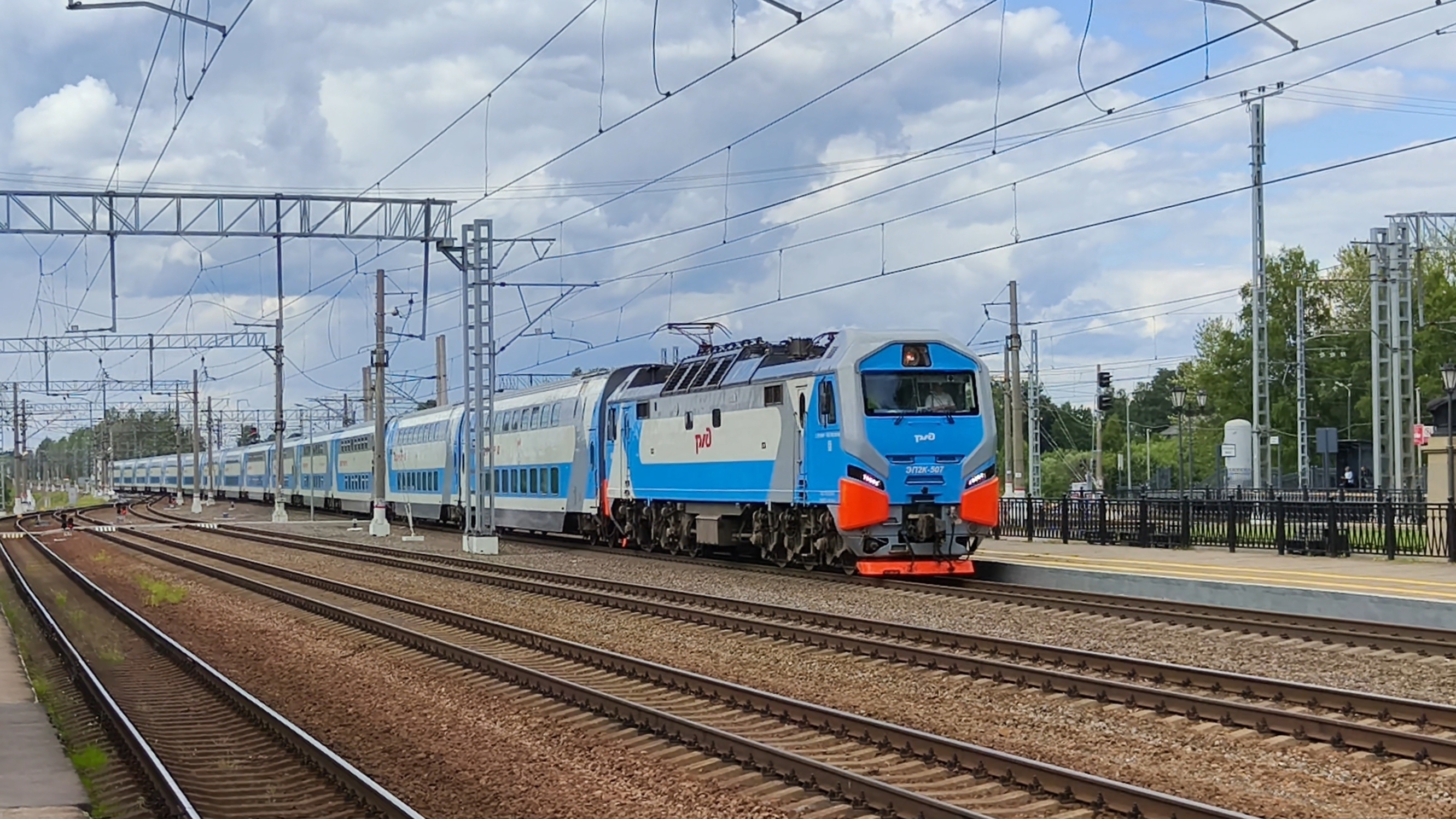 ЭП2К-507 с поездом "Аврора" Санкт-Петербург - Москва, следует через станцию Любань смотреть онлайн