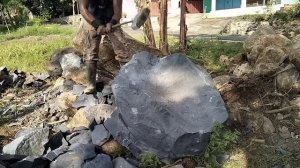 Stone breaking with a hand hammer