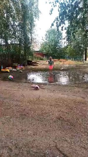 Ева катается по лужам