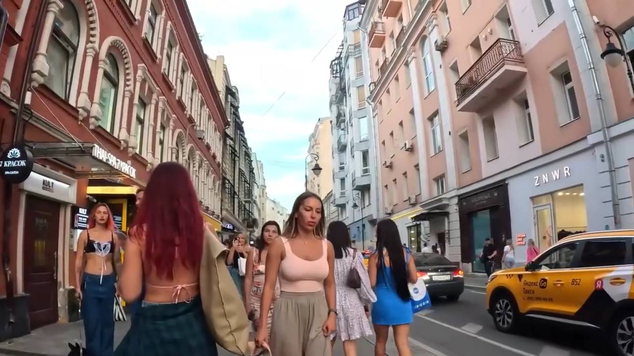 Пешая прогулка по Москве 🇷🇺 | От исторических улиц к современным видам смотреть онлайн