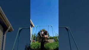 Вышибалы на качелях