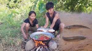 Навыки рыбной ловли для выживания, вкусный рыбный суп с чили на обед, выживание в лесу