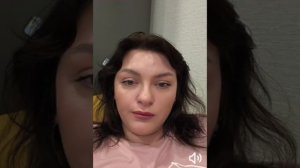 Неестественный смех аферистки, гнида торопится смеяться чтобы не заплакать.