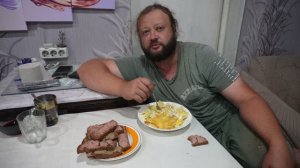 Кушаю вилочкой выбираю мяско