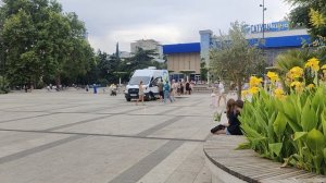 Сбербанк и так тоже люди снимают наличные на площади Советская в Ялте