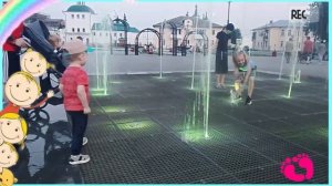 Весёлая прогулка в парке возле фонтана