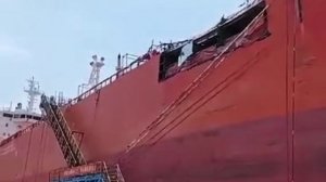 ☝️Нефтяной танкер из ОАЭ,поверивший заявлениям Трампа о том,что Иран не представляет угрозы,в пролив