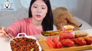 Мукбанг - курица и лапша с чёрным соусом - яркий выпуск