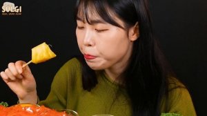 Мукбанг - морепродукты и краб - крупный план