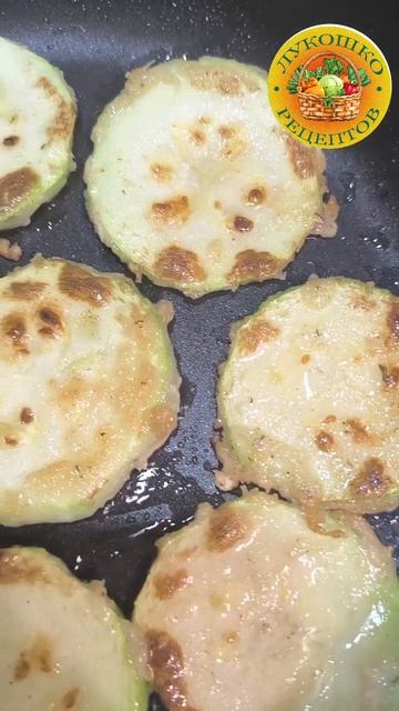 Жареные кабачки с чесноком и зеленью: классика летнего меню! 🌿🥒
#еда #рецепты #лукошкорецептов