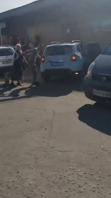 Все прекрасно в украинском раю. Каратели ТЦК, как обычно, похищают очередную жертву для отправки в смотреть онлайн