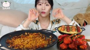 Мукбанг - морепродукты и курица и лапша с чёрным соусом - большая порция