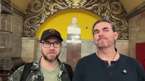 Американец в московском метро и советском торговом центре