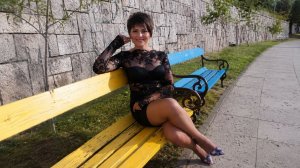 шикарная красотка в коротком черном платье на улице и дома в постели смотреть видео