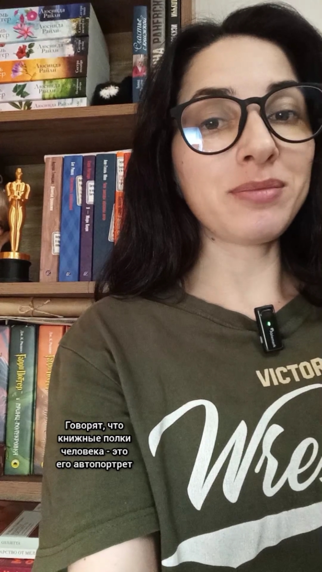 Говорят, книжные полки человека - это его автопортрет.. 👀📚
