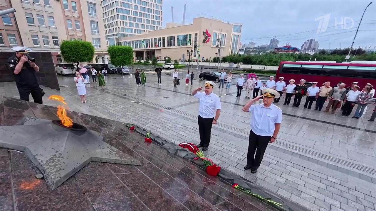 Поздравления и слова благодарности звучат в День Военно-морского флота по всей стране. смотреть онлайн