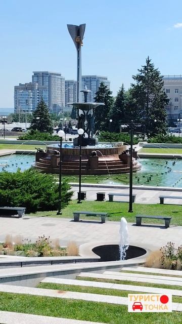 РОСТОВ-НА-ДОНУ Театральная площадь в летний день