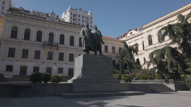 памятник великим грузинским писателям и общественным деятелям — Илье Чавчавадзе и Акакию Церетели смотреть онлайн