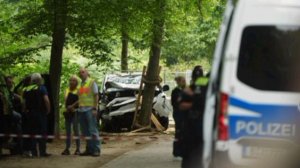 Совершивший наезд на толпу в Берлине также напал на прохожих с мачете, сообщил глава МВД ФРГ Добринд