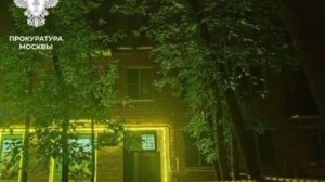 Трехлетняя девочка выпала из окна четвертого этажа дома в Москве, ее госпитализировали.