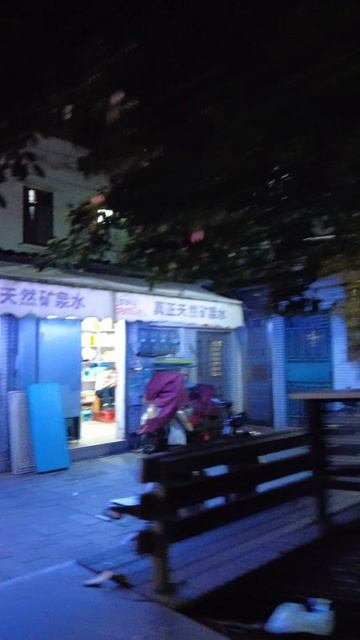 Старые уютные улицы района Ливань в Гуанчжоу поздним вечером рабочего дня
