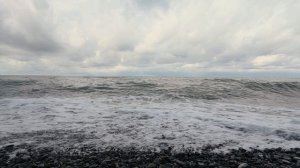 Пляж утром после ночного ливня в Сочи