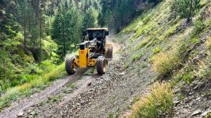 How the Deere 670GP Grader Repaired Narrow Roads #grader #johndeere