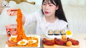 Мукбанг - курица и острая лапша и сырные закуски - острая подача