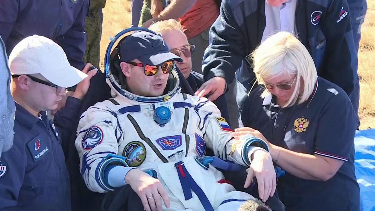 На Землю вернулся экипаж 74-й экспедиции на Международную космическую станцию смотреть онлайн