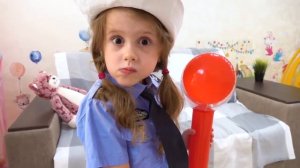 Ева и её забавная история с мамой про полицейского _ Детская история видео