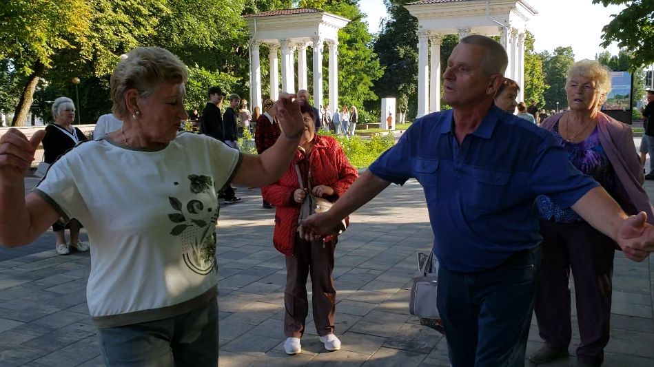 20260726 Частушки танцы под гармонь гармошку орловцы поют танцуют в парке у фонтана город Орёл смотреть онлайн