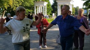 20260726 Частушки танцы под гармонь гармошку орловцы поют танцуют в парке у фонтана город Орёл