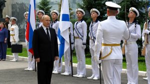Путин прибыл в Петербург и поздравил служащих ВМФ России в Главном адмиралтействе