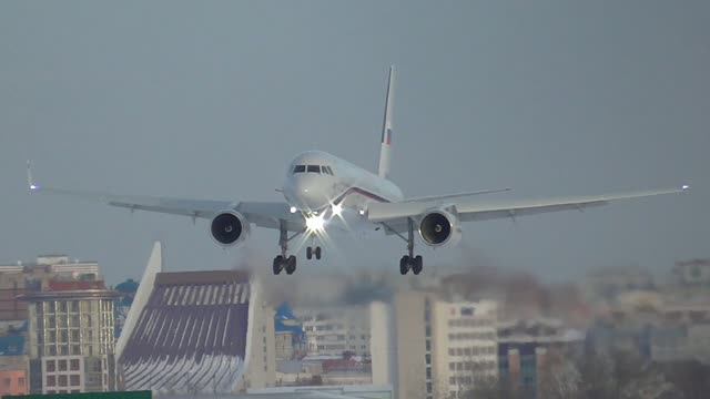 Посадка Ту-214 в зимнем аэропорту