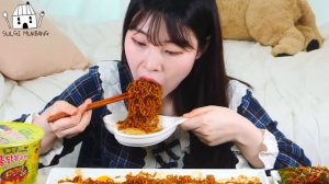 Мукбанг - курица и лапша с чёрным соусом - звуки еды