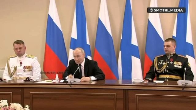 Владимир Путин признался, что иногда смотрит разные паблики и читает блогеров. смотреть онлайн