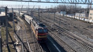 «Раритет» Электровоз ЧС4Т-303 с грузовым поездом на ст.Вологда-I, апрель 2022 года
