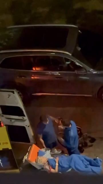 В Москве 94-летняя бабуля стрельнула сигаретку у медбрата, лежа на каталке реанимобиля