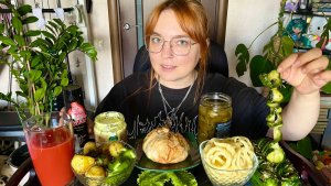МУКБАНГ | Закрытый бургер, молодая картошка с чесноком, луковые колечки со вкусом креветок 🍔