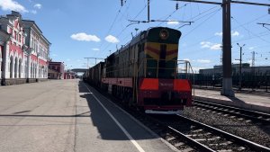 «Пятидесятилетний зелёный» Тепловоз ЧМЭ3-1201 с грузовым поездом на ст.Вологда-I, апрель 2022 года