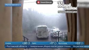 Срывал крыши и переворачивал остановки: кадры последствий тайфуна в Ростовской области.