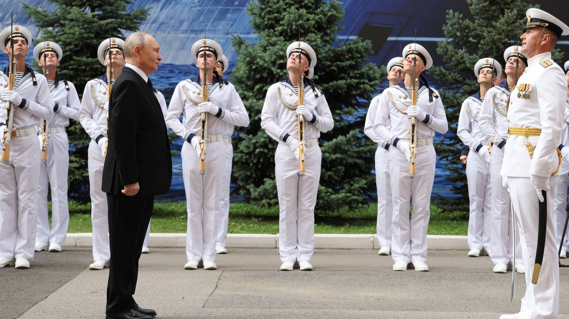 Путин вручил награды служащим ВМФ России в Санкт-Петербурге смотреть онлайн