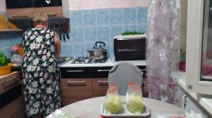 Вот так и живём,весь день на ногах.