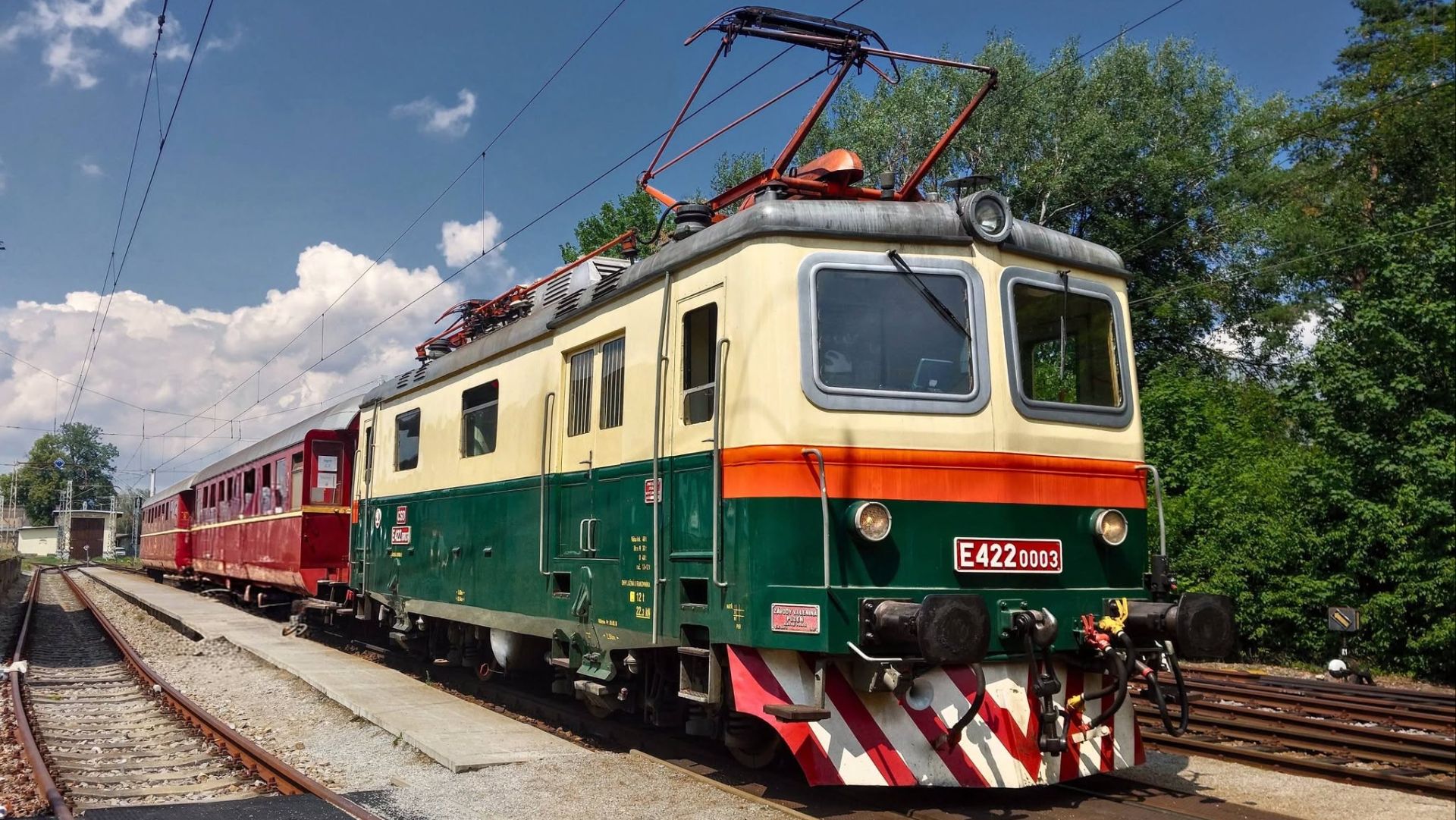 Бобинка, электровоз E422.0003 с ретропоездом смотреть онлайн
