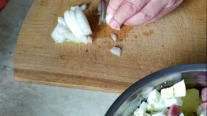 Салат с колбасой яйцом картошкой и огурцом.